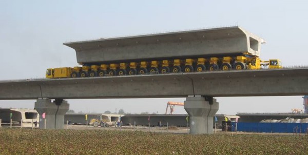 蜈蚣車裝載預鑄全跨箱型梁.jpg